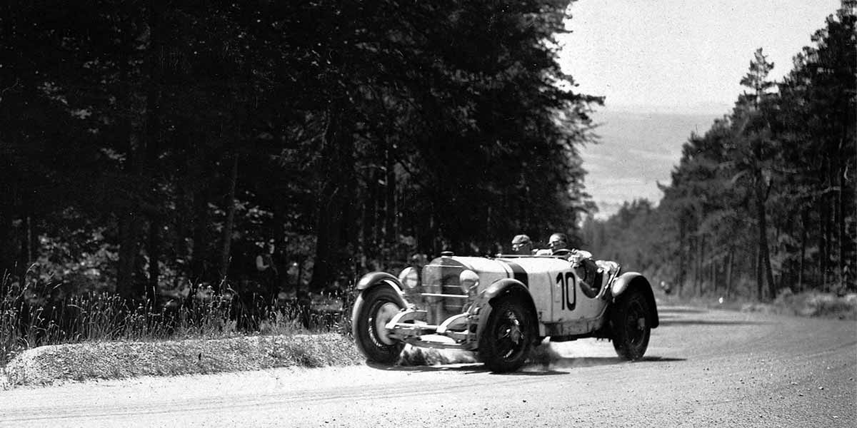 Max Graf Arco-Zinneberg und August Momberger (Startnummer 10) mit einem Mercedes-Benz Typ SSK.