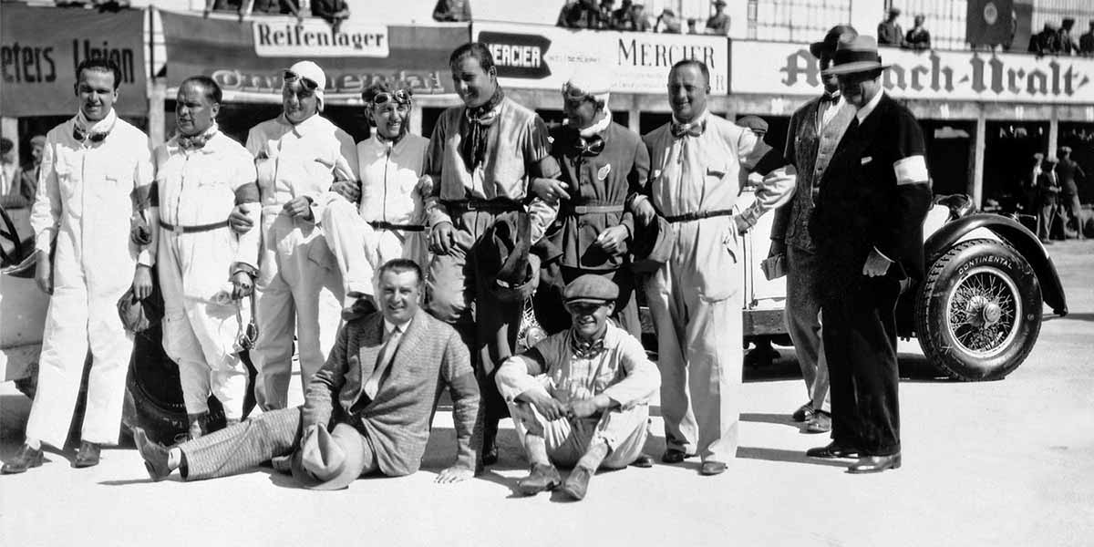 Die Mercedes-Benz Mannschaft von links: Rudolf Caracciola, Georg Kimpel, Otto Spandel, August Momberger, Graf Arco-Zinneberg, Adolf Rosenberger und Willy Rosenstein. Rennleiter Neubauer (sitzend).