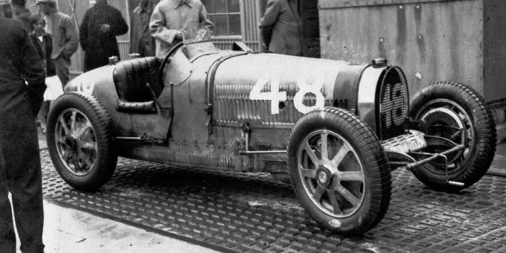 Der Bugatti #48 auf der Waage.
