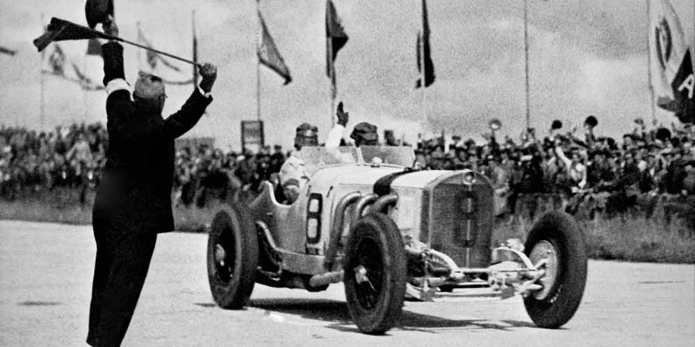 Rudolf Caracciola mit Beifahrer Wilhelm Sebastian (Startnummer 8) auf Mercedes-Benz Typ SSKL Rennsportwagen. 