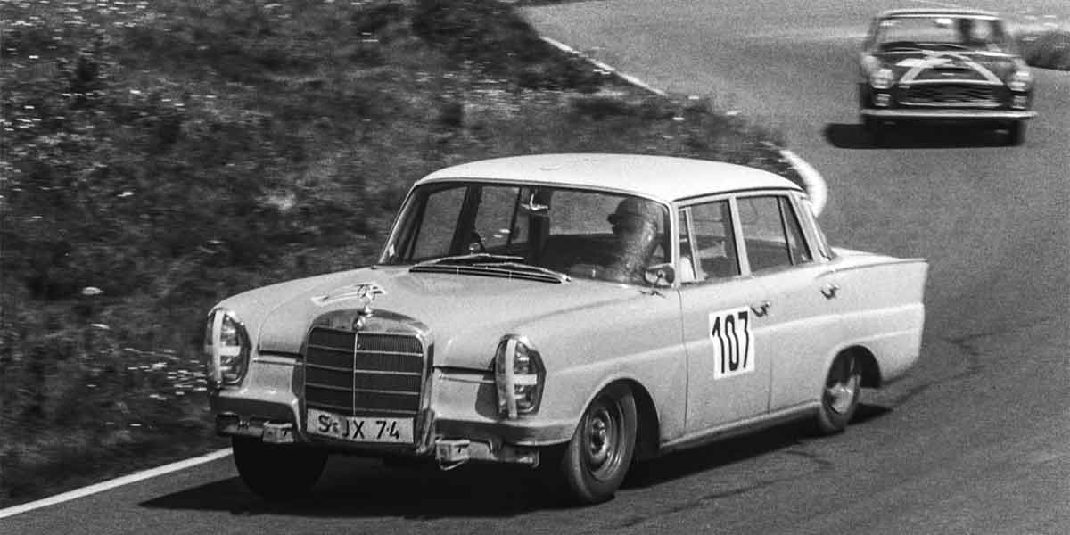 Mercedes-Benz Typ 220 SEb Tourenwagen. Das Siegerteam Ewy Rosqvist / Ursula Wirth / Eberhard Mahle (Startnummer 107) gewinnt in der Klasse 8 bis 2500-ccm.