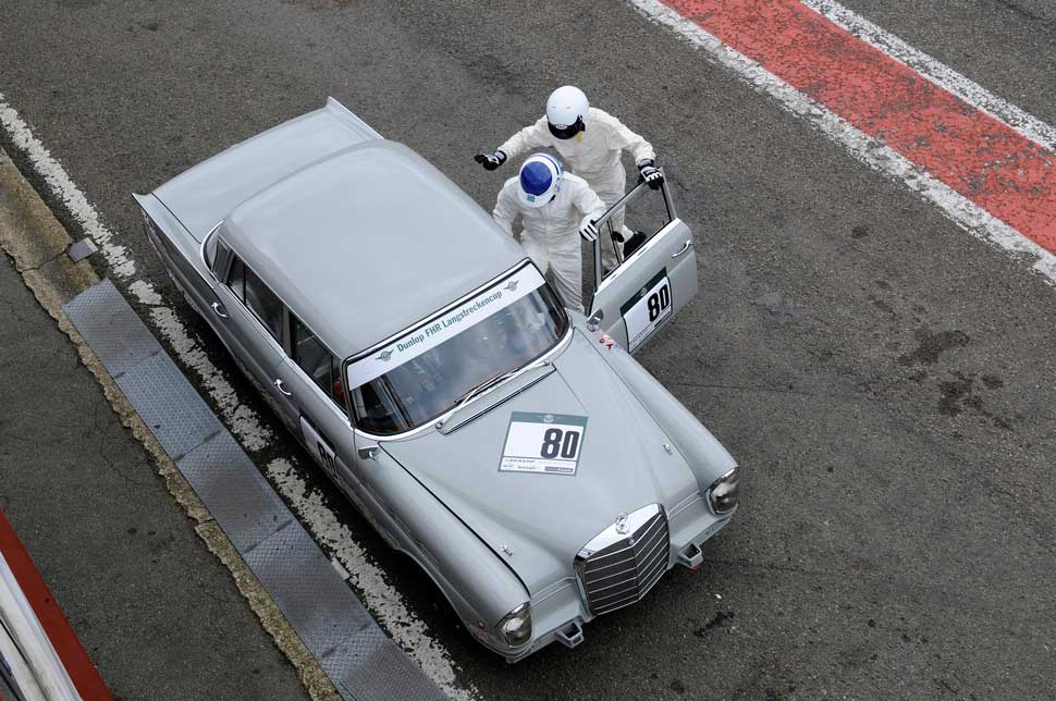 Der von Mercedes-Benz Classic aufgebaute Typ 220 SE (W 111) startet bei der ADAC Westfalen Trophy 2012 auf dem Nürburgring