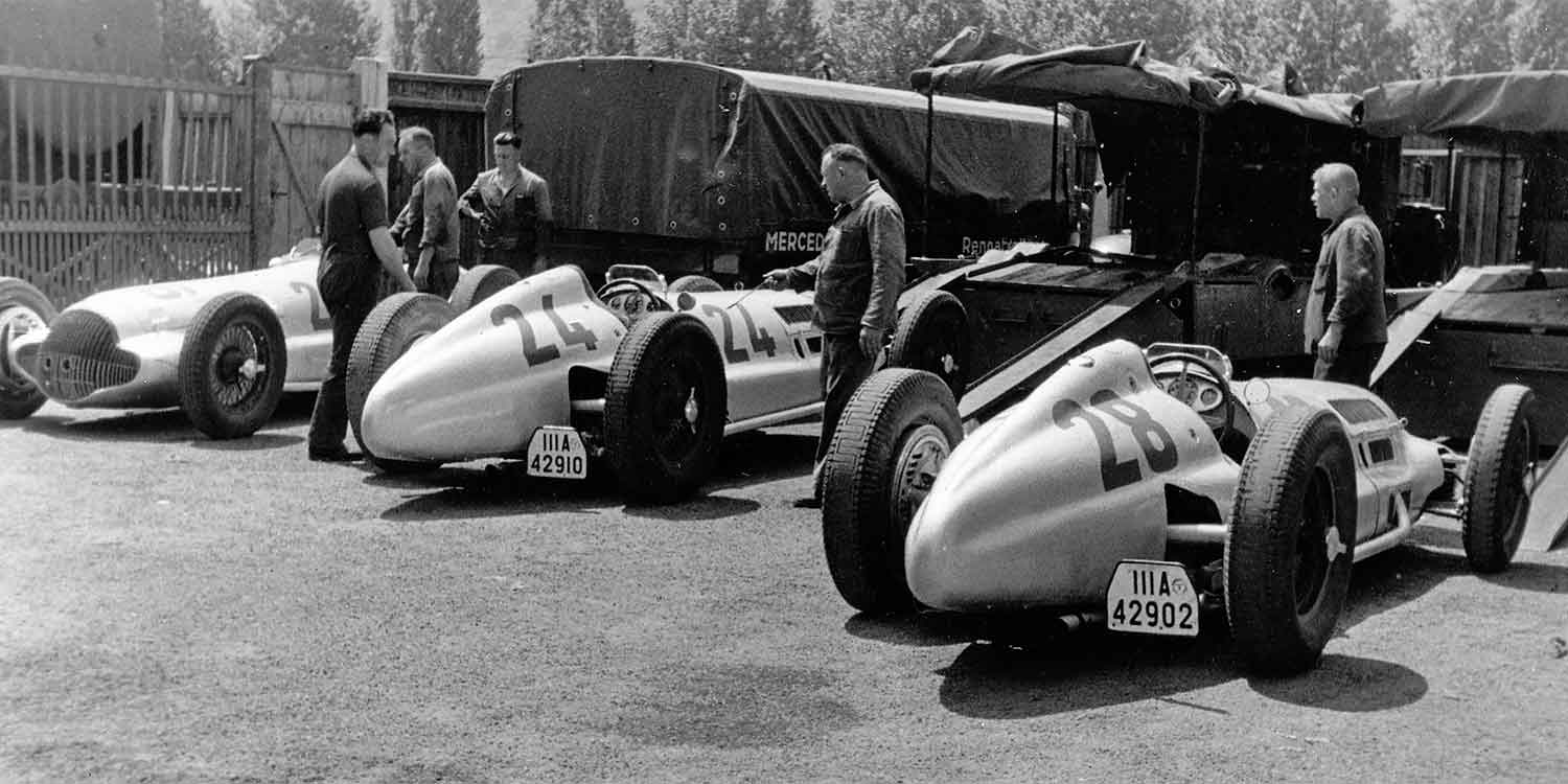 Silberpfeile vom Typ W 154 als Fracht: Mercedes-Benz Renntransporter in den 1930er Jahren.