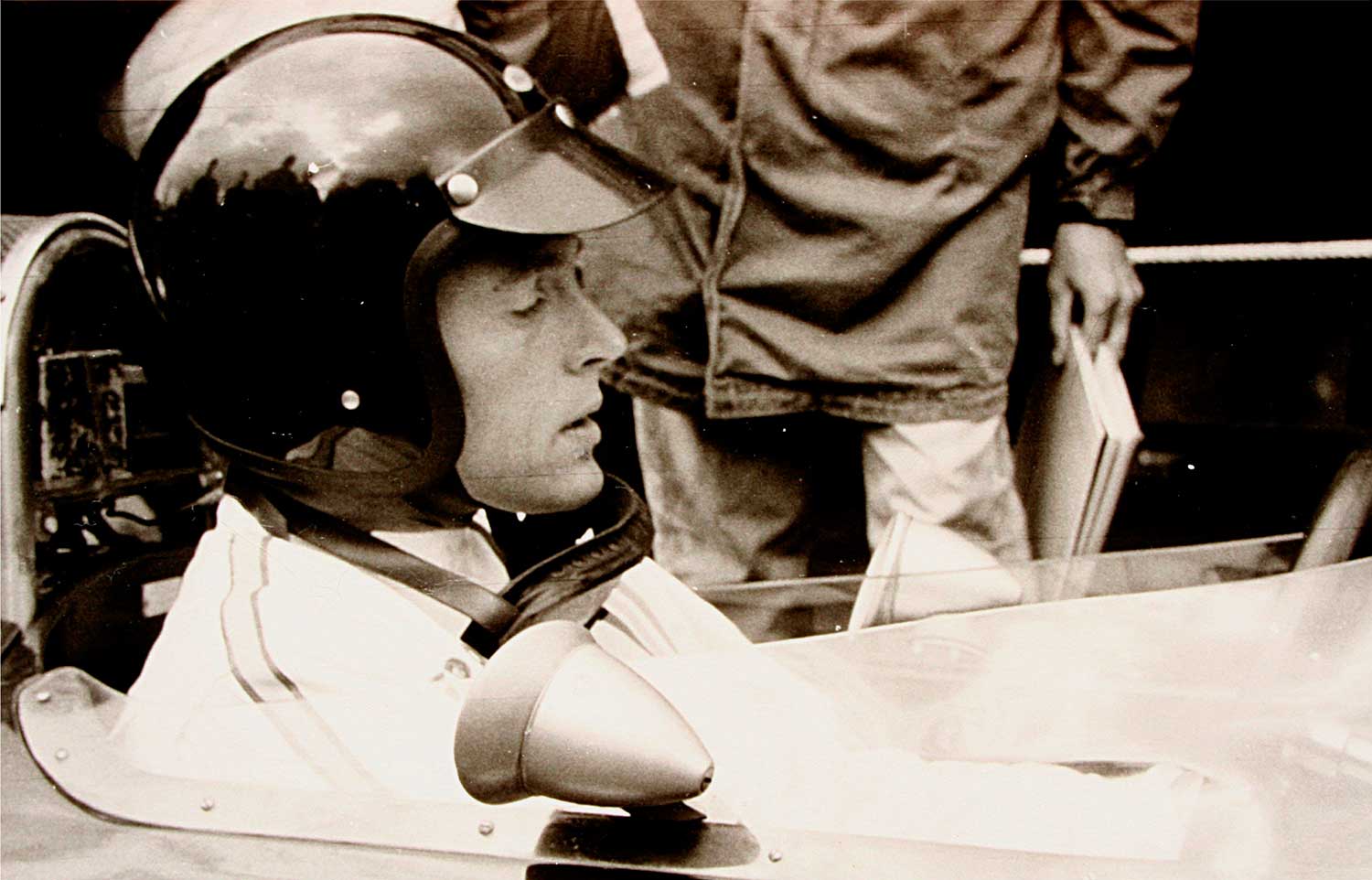 Dan Gurney 1965 während des Trainings zum Großen Preis von Deutschland auf dem Nürburgring. Foto: Lothar Spurzem, Lizenz: CC BY-SA 2.0 de