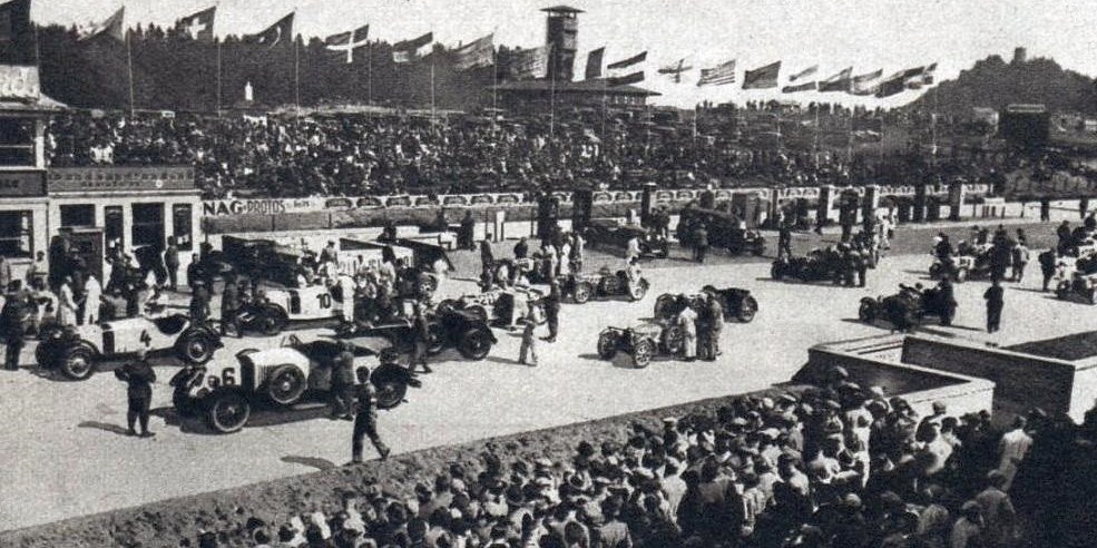Startaufstellung zum Großen Preis der Nationen 1929 vor den vollen Tribünen am Nürburgring