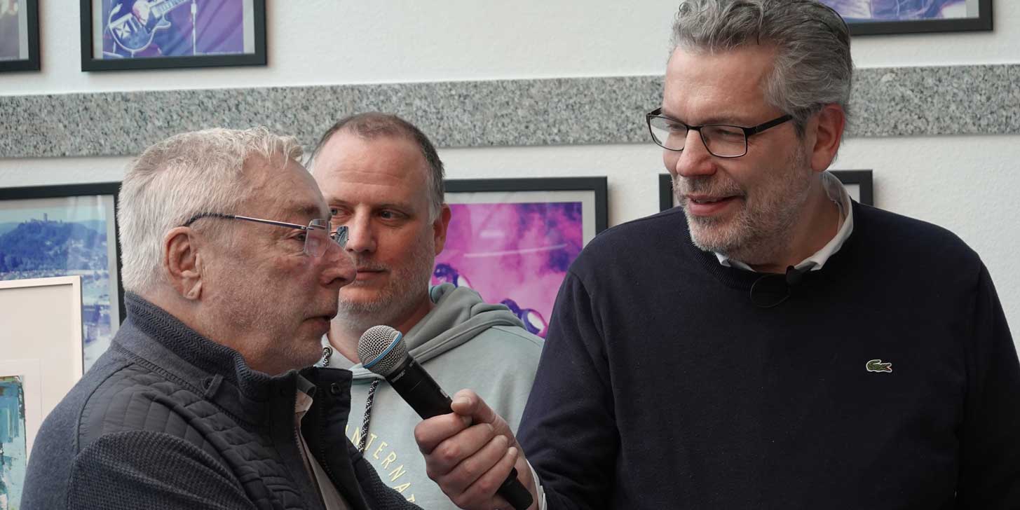 Tom Schwede (r.) im Gespräch mit Porsche-Legende Jürgen Barth.