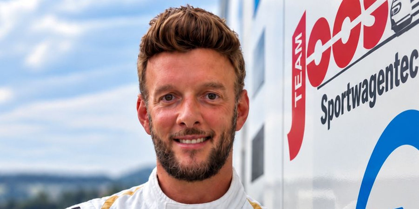 Christopher Brück im Rennanzug des Team Joos Sportwagentechnik