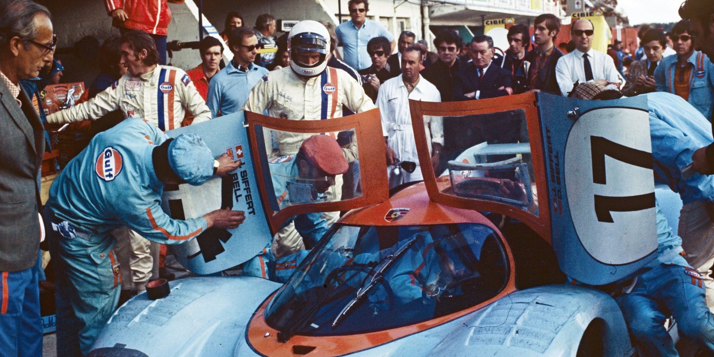 Derek Bell mit Helm am Porsche 917 LH mit der Startnummer 17 in der Box von Le Mans
