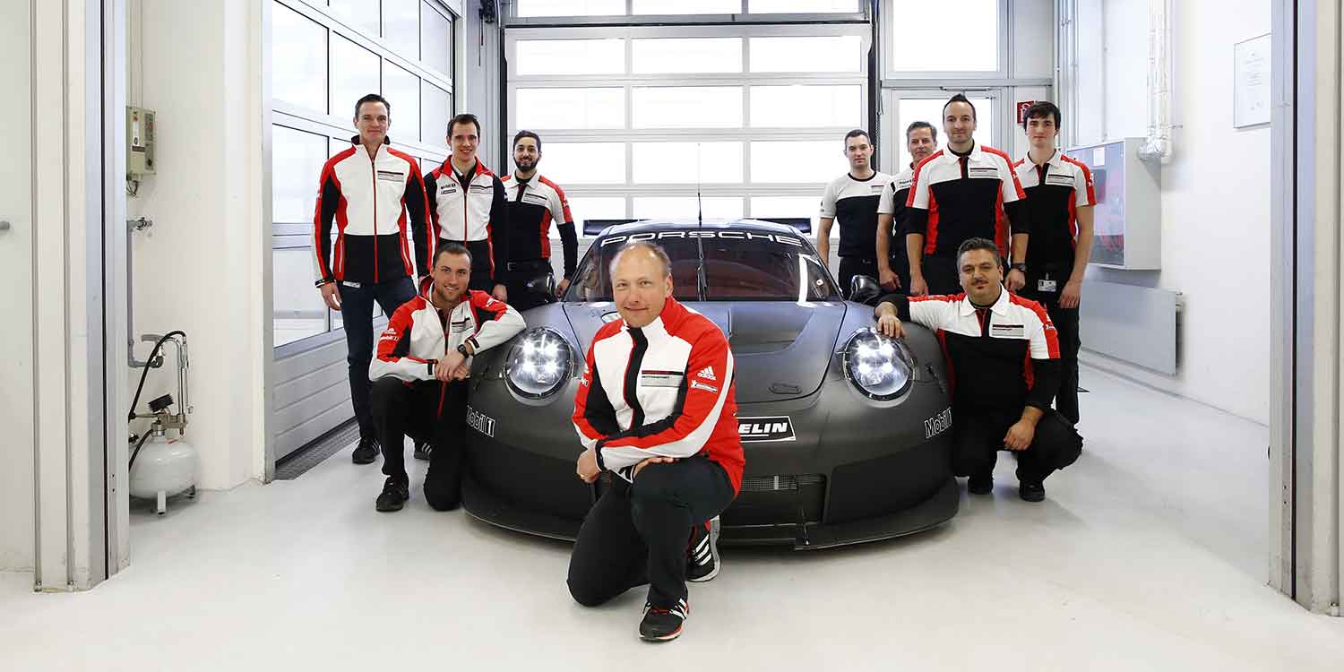 Marco Ujhasi und sein Team vor dem 2017er GTE/GTLM-Porsche